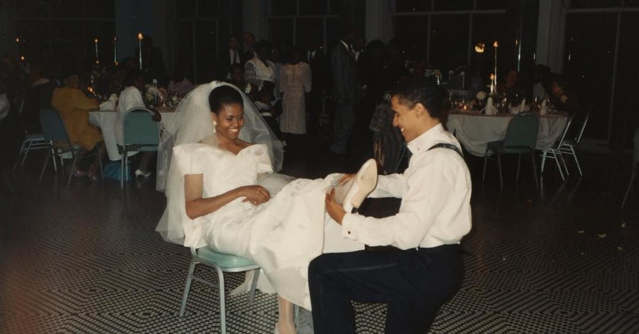 Мишель Обама показала архивное фото со свадьбы