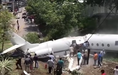 В Гондурасе самолет развалился при посадке