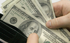 Избавляться от долларов специалисты не советуют 