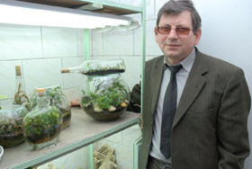 Биолог из Запорожья выращивает цветы в бутылках 