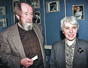 Прочитано в The Guardian: «Солженицын почти не ходит из-за болезни. Но каждый день пишет» 