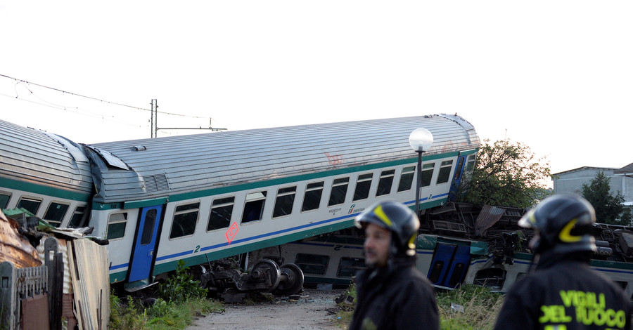 В Италии пассажирский поезд столкнулся с фурой, есть погибшие 