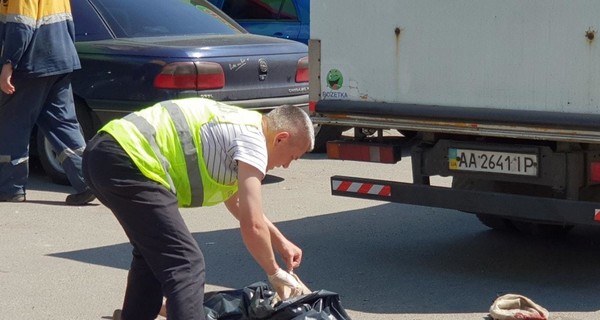 В Киеве фура с продуктами задавила покупательницу на выходе из супермаркета