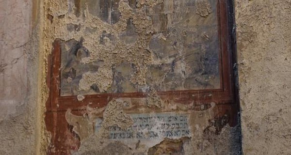 Ради пластикового окна львовянин пробил стену со старинной еврейской фреской