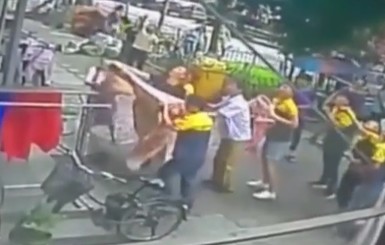 В Китае случайные свидетели поймали выпавшего с пятого этажа мальчика в простыню