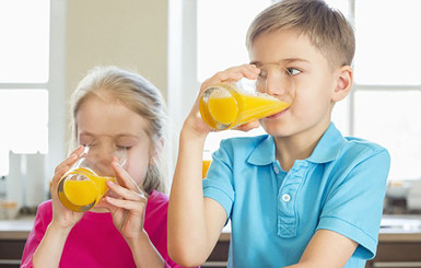 Ученые рассказали, почему детям нельзя давать фруктовый сок на завтрак 
