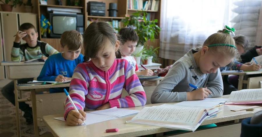 Из-за обстрелов на Донбассе разрушено более 700 школ, - ЮНИСЕФ