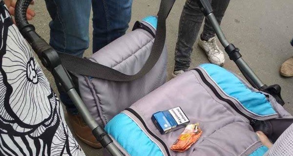 В Виннице женщина перевозила наркотики в коляске с младенцем  