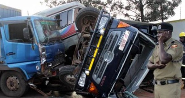 В Уганде автобус врезался в трактор, погибли 48 человек