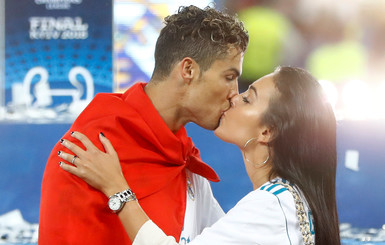 Девушка Роналду наградила его поцелуем за победу в Киеве
