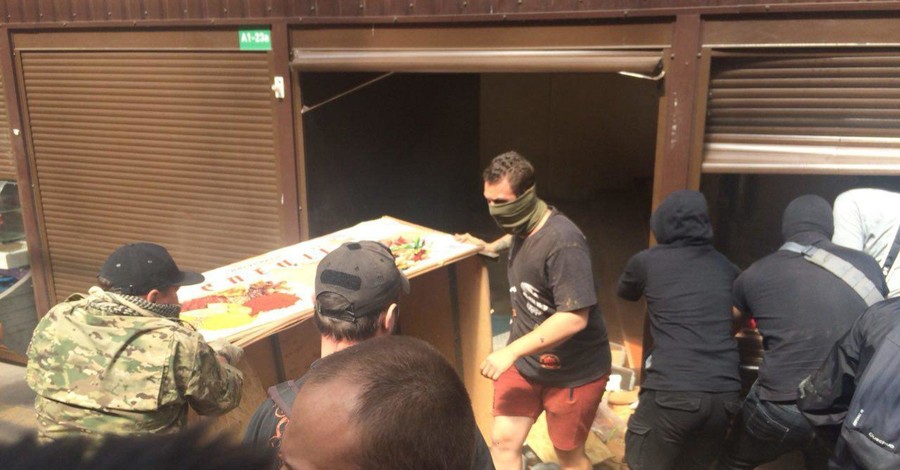 Националисты устроили потасовку с полицией в Киеве