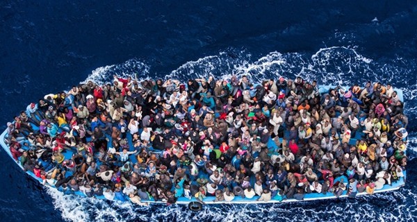 Испанские моряки спасли 400 мигрантов