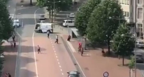 В Бельгии прохожий застрелил двоих полицейских и взял заложника