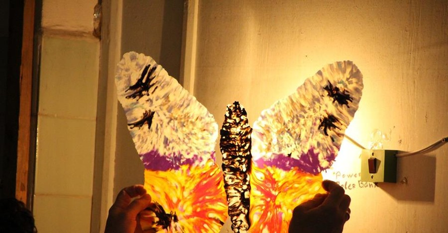 Бабочки и внеземные миры: одессит делает светильники из крышечек для бутылок