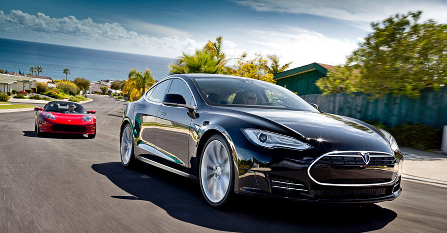 В США электрокар Tesla на автопилоте протаранил полицейский автомобиль