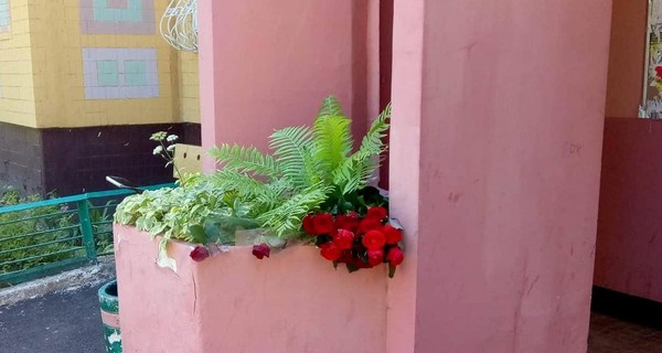 Люди несут цветы под подъезд, где жил Аркадий Бабченко