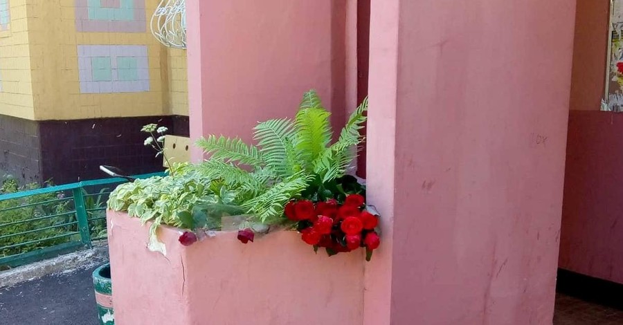 Люди несут цветы под подъезд, где жил Аркадий Бабченко