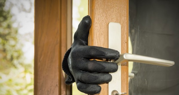 Хозяева - в отпуск, воры - в дом: что проверяют в первую очередь