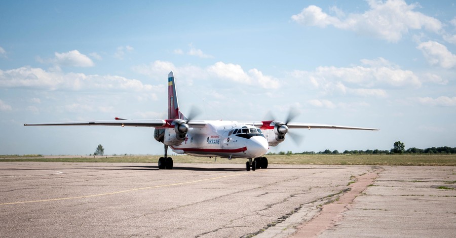 В Украину самолетом доставили детей, пострадавших в белорусском ДТП