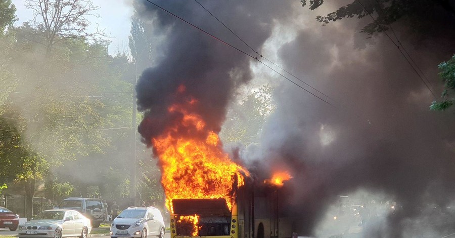 На Лукьяновке загорелся троллейбус, несколько улиц заволокло дымом