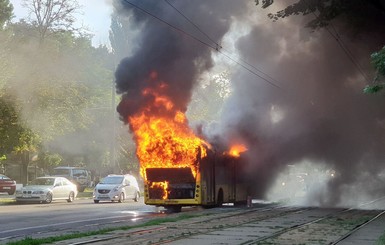 На Лукьяновке загорелся троллейбус, несколько улиц заволокло дымом