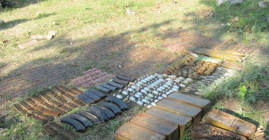 На Луганщине нашли тайник с минами и гранатами