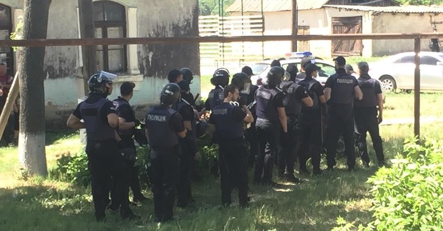В одесском селе на избирательном участке 13 полицейских пострадали от распыленного газа
