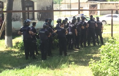 В одесском селе на избирательном участке 13 полицейских пострадали от распыленного газа
