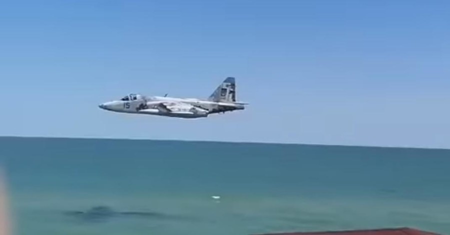Украинский Су-25 пролетел предельно низко над пляжем в Кирилловке