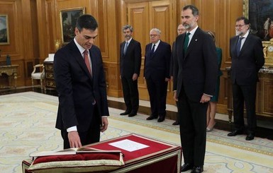 Премьер Испании отказался присягать на Библии, заявив что является атеистом