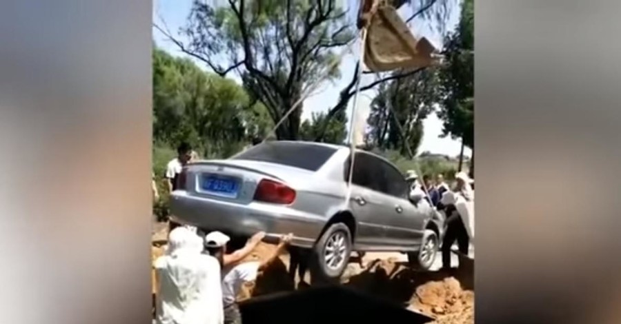 Жителя Китая похоронили в автомобиле