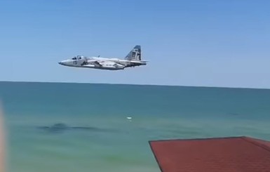 Во ВСУ объяснили, зачем штурмовик Су-25 летал над пляжем в Кирилловке