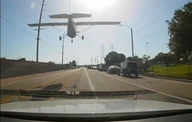 В США девушка-пилот посадила самолет посреди шоссе