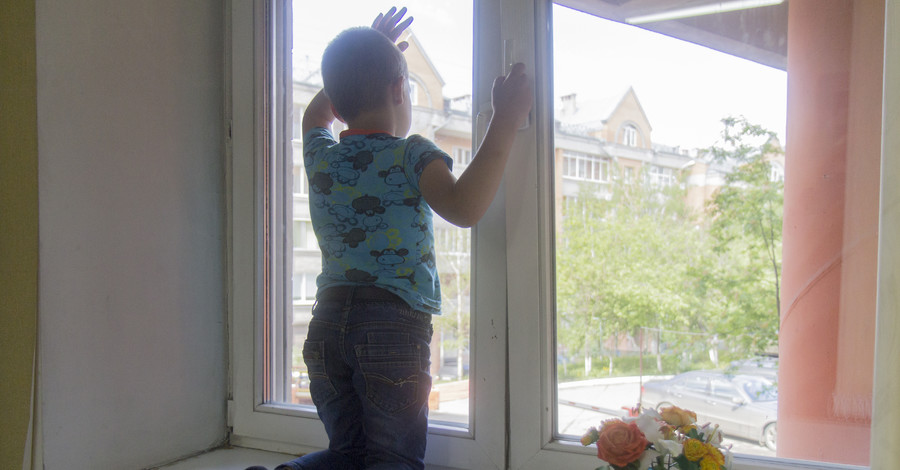 Будьте бдительны: 9 советов, как укрепить окно, чтобы не выпал ребенок