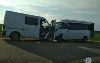 В Одесской области водитель микроавтобуса въехал в маршрутку с пассажирами
