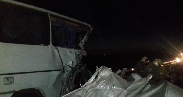 В России грузовик протаранил пассажирский автобус, ехавший в 