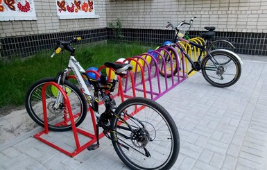 В Павлограде школьники заработали себе на велопарковку