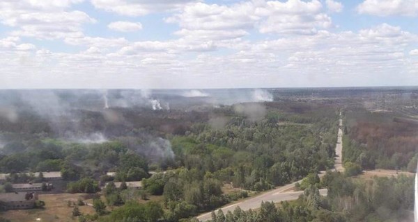 В Чернобыле все еще горит лес