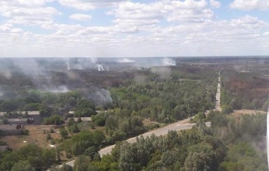 В Чернобыле все еще горит лес