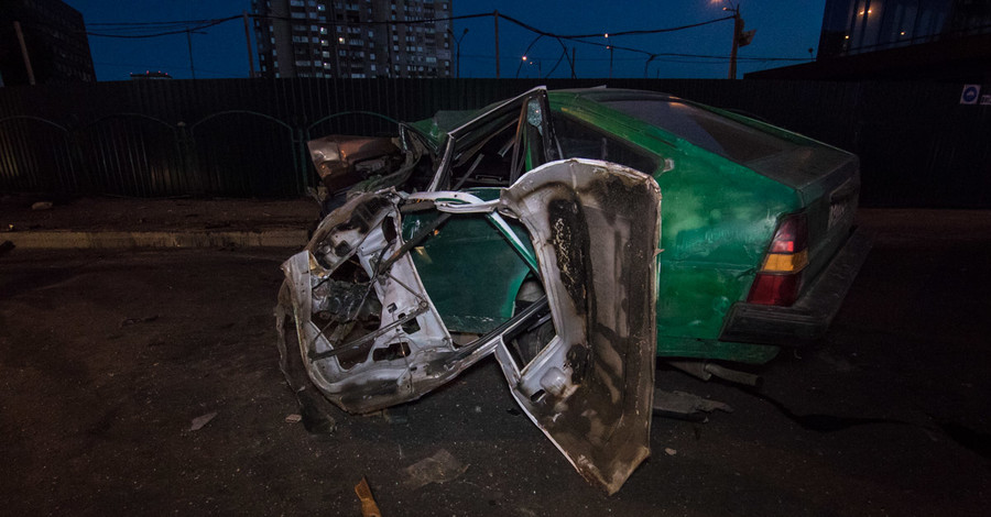 В Киеве пьяная компания на автомобиле врезалась в столб