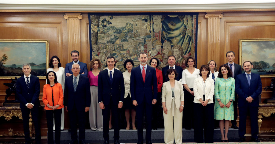 Испанский премьер-красавчик назначил себе женский кабмин