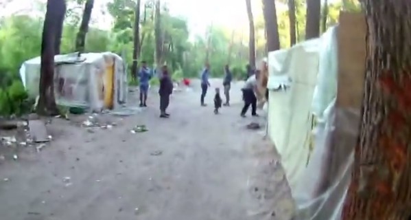Опубликовано видео, как цыгане забрасывают камнями мужчину в Голосеевском парке
