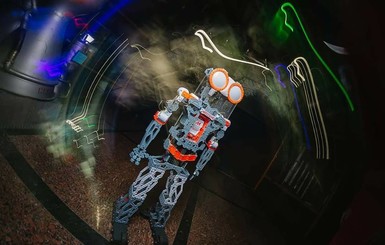 В Житомире робот-экскурсовод развлекает танцами и шутками