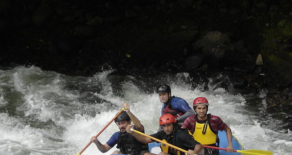 В Грузии четверо туристов-рафтеров утонули в горной реке 
