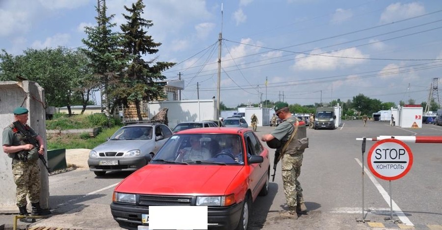 В Донбассе на пункте пропуска женщина-водитель попыталась задавить пограничника