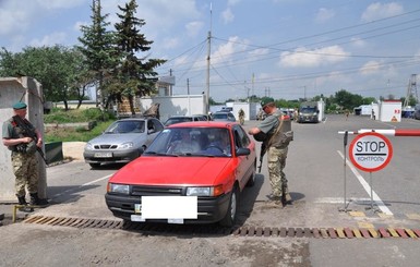 В Донбассе на пункте пропуска женщина-водитель попыталась задавить пограничника