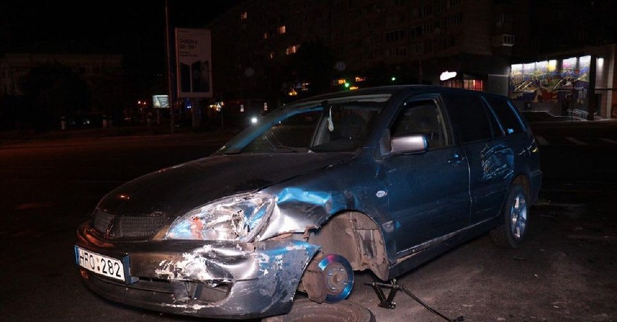 В Киеве столкнулись две иномарки на литовских номерах 