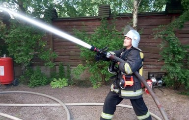 Пожар в Киеве: горит 3 гектара лесопарковой зоны