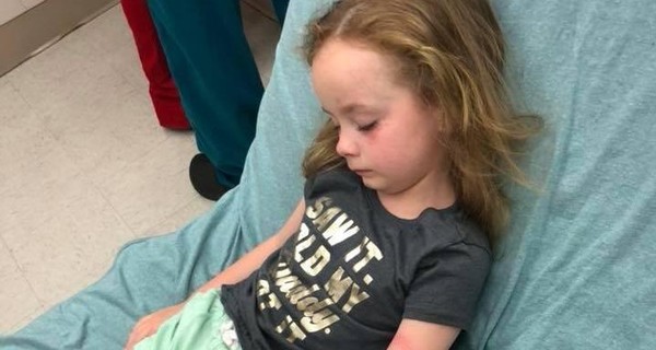 В США ребенка парализовало после укуса клеща