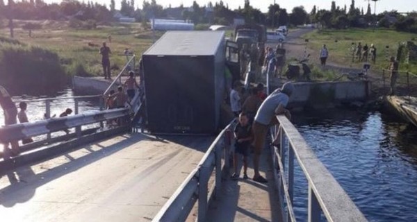 Под Николаевом утонул понтонный мост из-за перегруженных фур